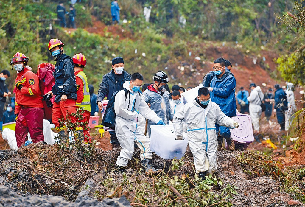 當局繼續在空難現場搜索。