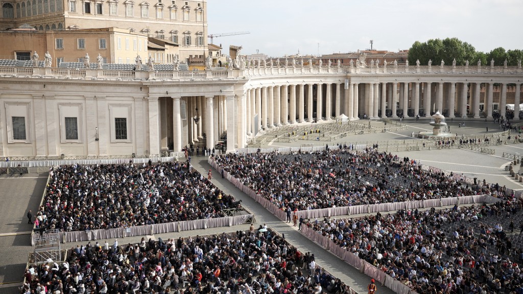 信众聚集在圣伯多禄广场,等候教宗的灵柩转移。 路透社 信众聚集在圣伯多禄广场,等候教宗的灵柩转移。 路透社