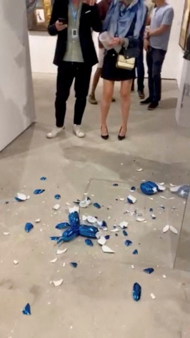 知名藝術家昆斯的作品「氣球狗狗」被摔成碎片。