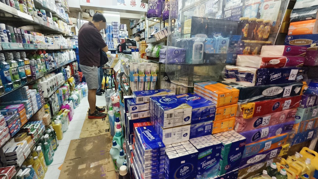 近年不少市民前往藥店購買紙巾，惟部分人近期已改為網購。徐裕民攝 