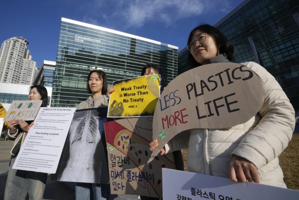 南韓環保分子周一在釜山的會場外示威，要求達成強有力的「全球塑膠公約」。美聯社