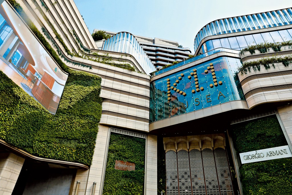 尖沙咀薈萃國際名店、環球美食與奢華酒店,更坐擁多個藝術館及文化地標,日夜展現購物、品味與藝文交融的繁華魅力。 尖沙咀薈萃國際名店、環球美食與奢華酒店,更坐擁多個藝術館及文化地標,日夜展現購物、品味與藝文交融的繁華魅力。