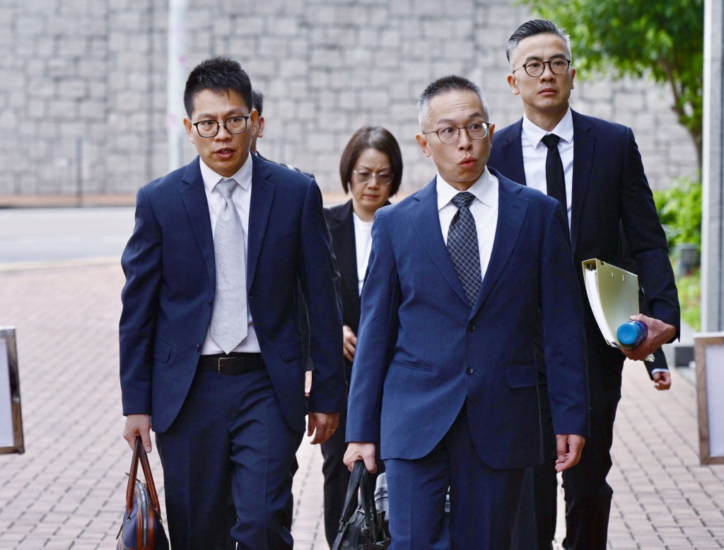 勞工處高級分區職業安全主任 （1）（行動科）（新界東及觀塘區）李萬邦（左），以及勞工處總職業安全主任（行動）袁子諾（右）作供。