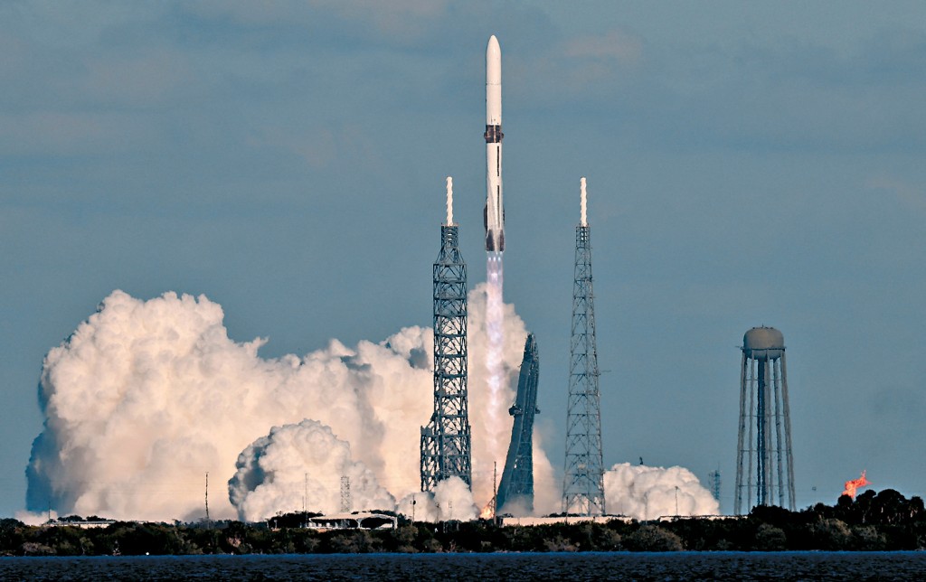 蓝色起源公司「新格伦」重型运载火箭从佛州卡纳维拉尔角发射升空。