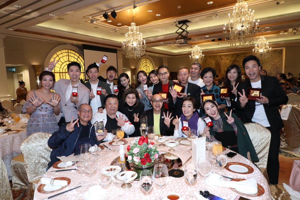 秦煌在2019年获TVB颁发40年服务奖！