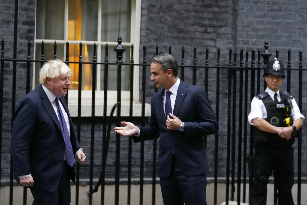 英國首相約翰遜（左）與希臘總理米佐塔基斯（右）會談。AP圖片
