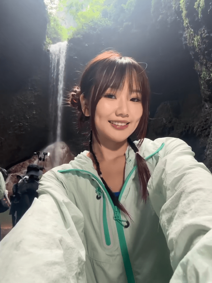 為了拍攝完美外景,李澄晴與攝製隊一同深入瀑布秘境。 為了拍攝完美外景,李澄晴與攝製隊一同深入瀑布秘境。