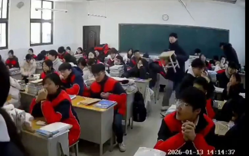 河南有中學生上堂時擸凳狂扑同學後腦。X  