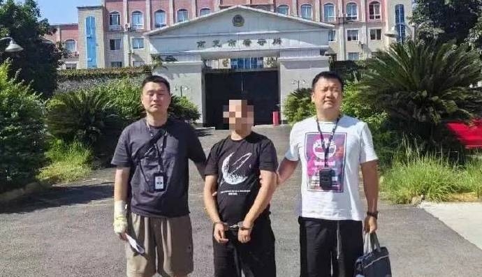 四川一男子偷走村里的水泥公路，被刑事拘留。