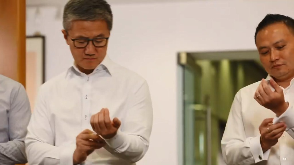警務處處長蕭澤頤聯同一眾警隊高層為慈善挑戰「55秒Push Up」。