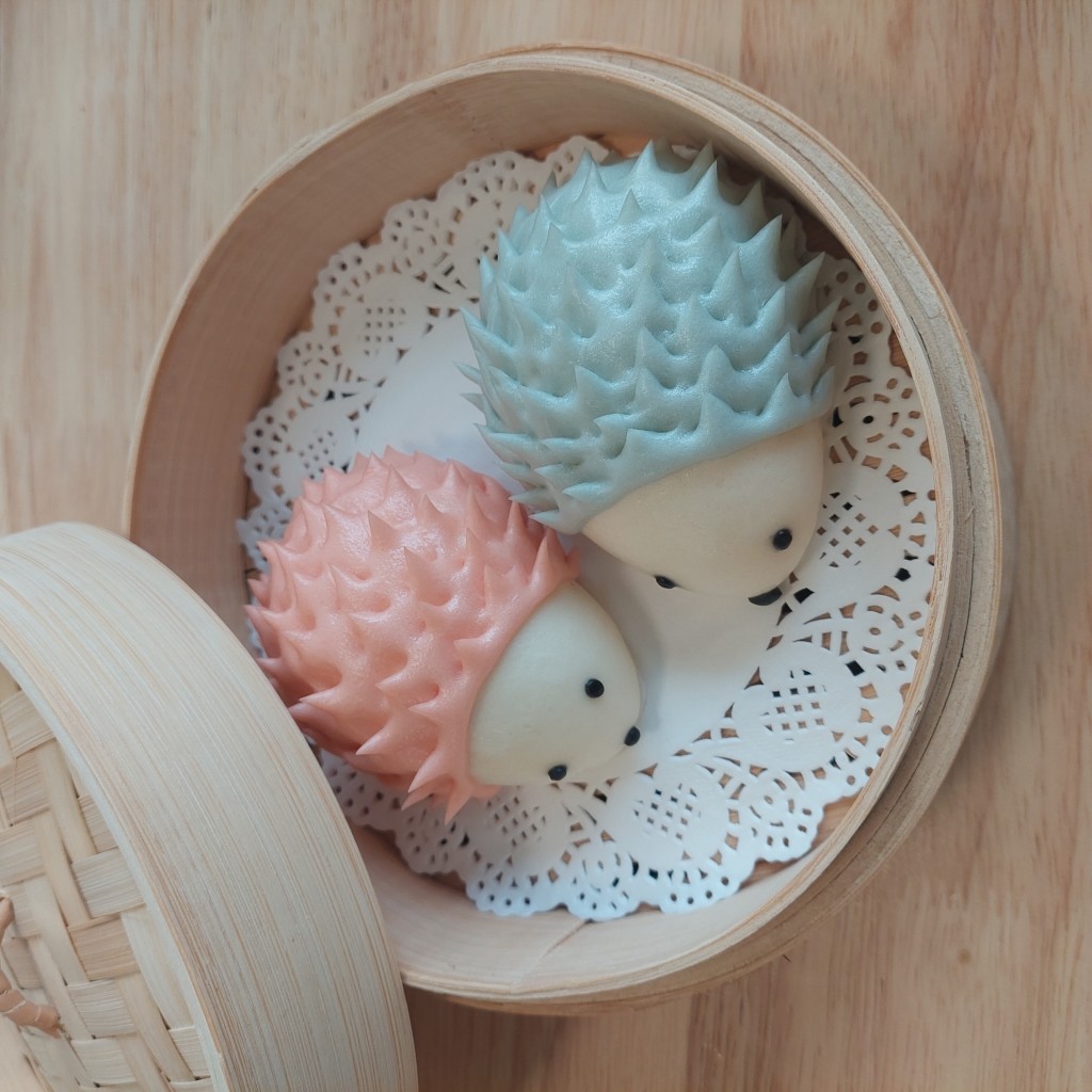 剌蝟紅豆包從搓粉、揉面、 調色、包餡到造型裝飾，每個步驟均仔細示範。（圖片來源：受訪者提供）