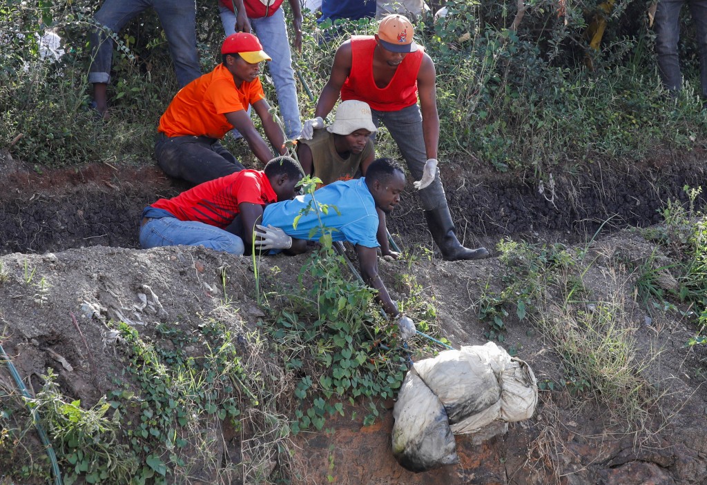 碎尸被肯尼亚民众从垃圾场内吊起交给警方。　路透社