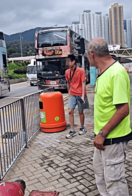 事件引起途人側目。網上截圖