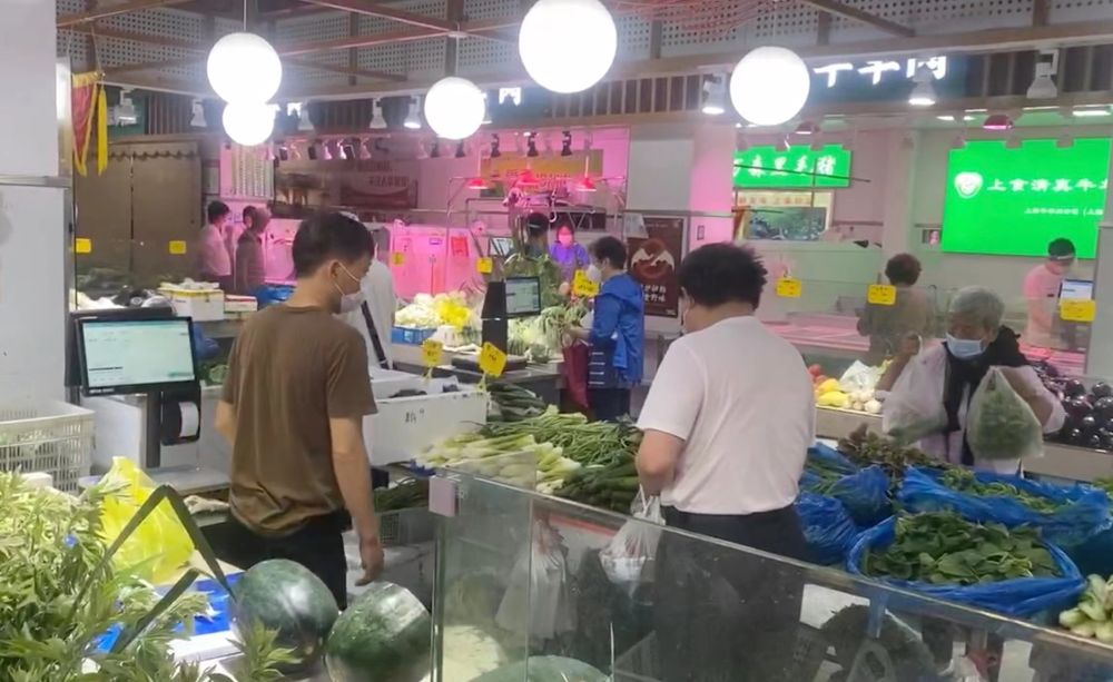 上海的菜市場恢復運營首日情況。