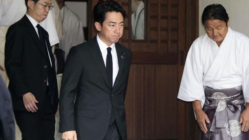 日本防衛大臣小泉進次郎到靖國神社參拜。美聯社