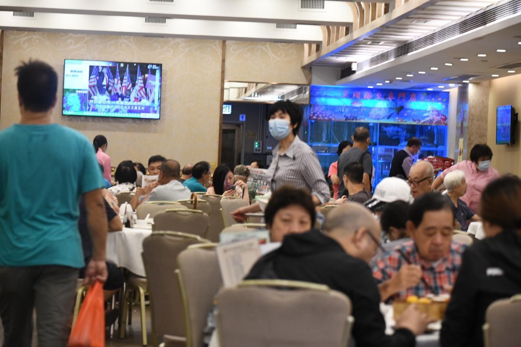 市民照去酒樓飲茶。