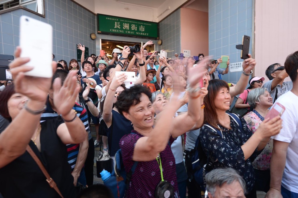 不少市民及旅客慕名到長洲欣賞飄色巡遊和搶包山比賽。
