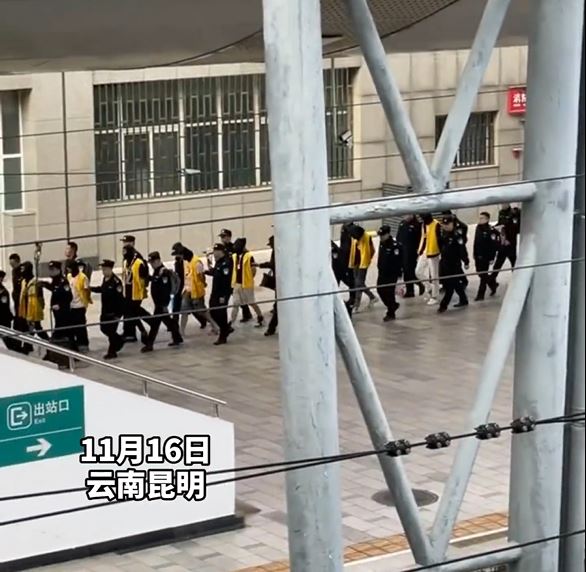 內地多地的火車站也出現戴黑頭套穿背心的押解回國受審的電騙疑犯。影片截圖