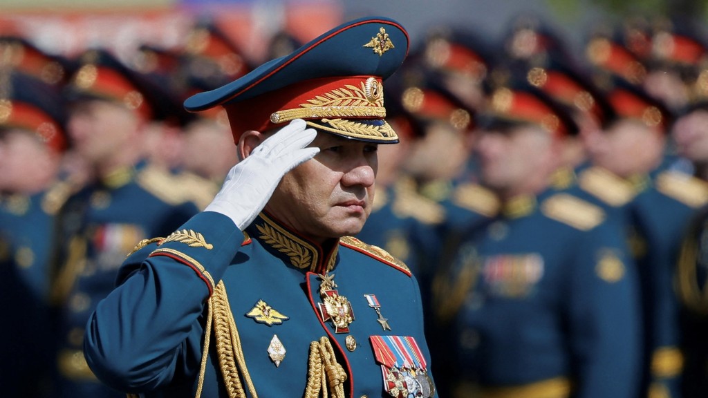 俄罗斯国防部长绍伊古坐开篷车参加胜利日阅兵式。 路透社