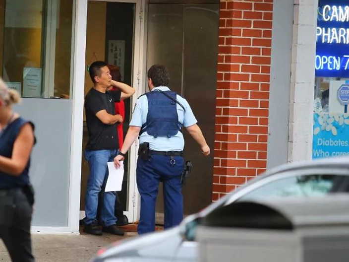警員向事發地點附近的居民查問。