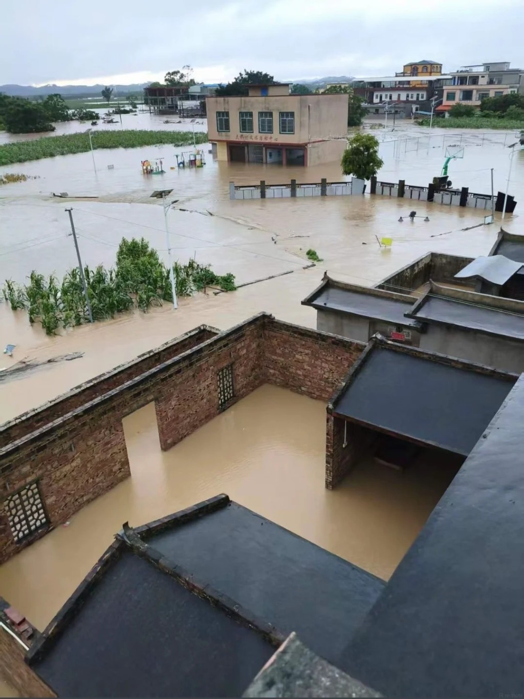 廣西暴雨成災,橫州六藍水庫決堤。抖音 廣西暴雨成災,橫州六藍水庫決堤。抖音