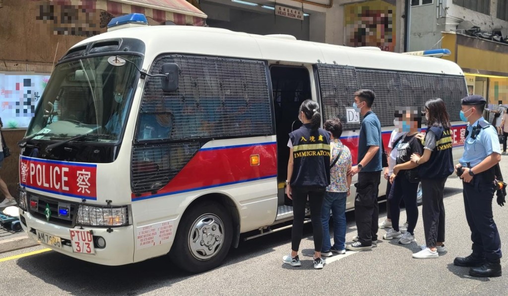 警方與入境處及勞工處人員進行反非法勞工行動,在東九龍拘捕14人。 警方提供