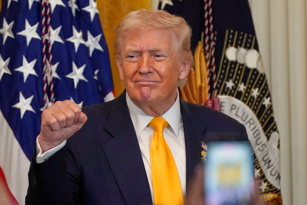 美國總統特朗普於當地周三（19日）就伊朗問題再度發出強硬訊號。美聯社