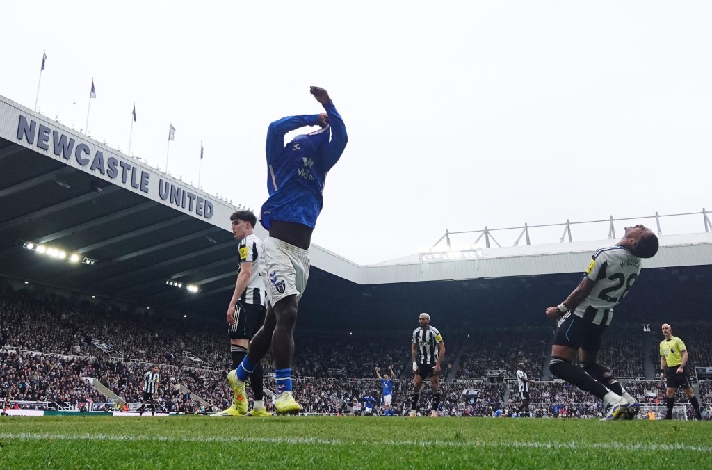 紐卡素領先一球的大好形勢下以1:2反負給宿敵新特蘭。路透社