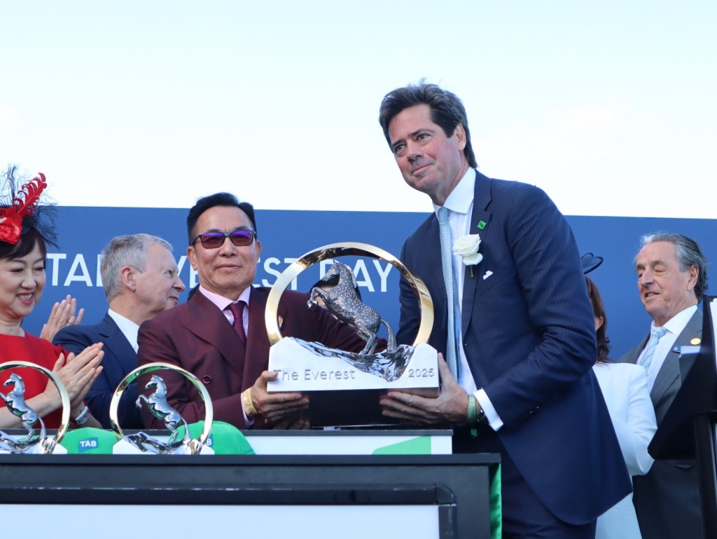 馬主梁錫光接過珠峰錦標獎座。馬會提供 馬主梁錫光接過珠峰錦標獎座。馬會提供