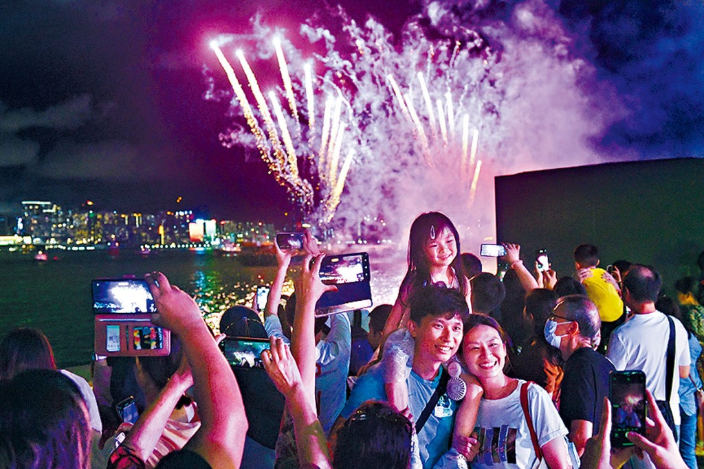 「香港夜繽紛」於明日啟動,希望帶動本港經濟。