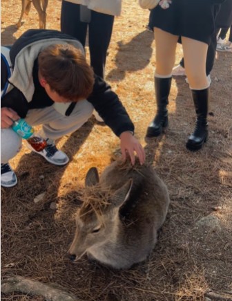 身邊友人嘻笑着說「好可憐喔」。 Instagram