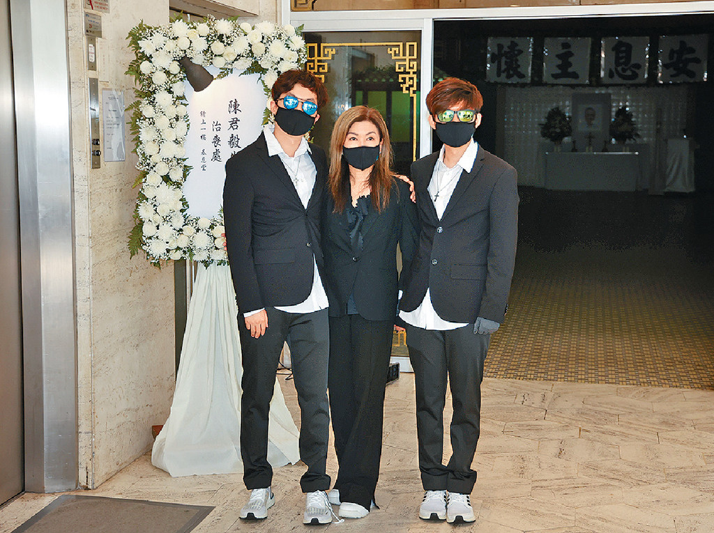 ■樂易玲兒子Ryan和Adrian在大堂等電梯。