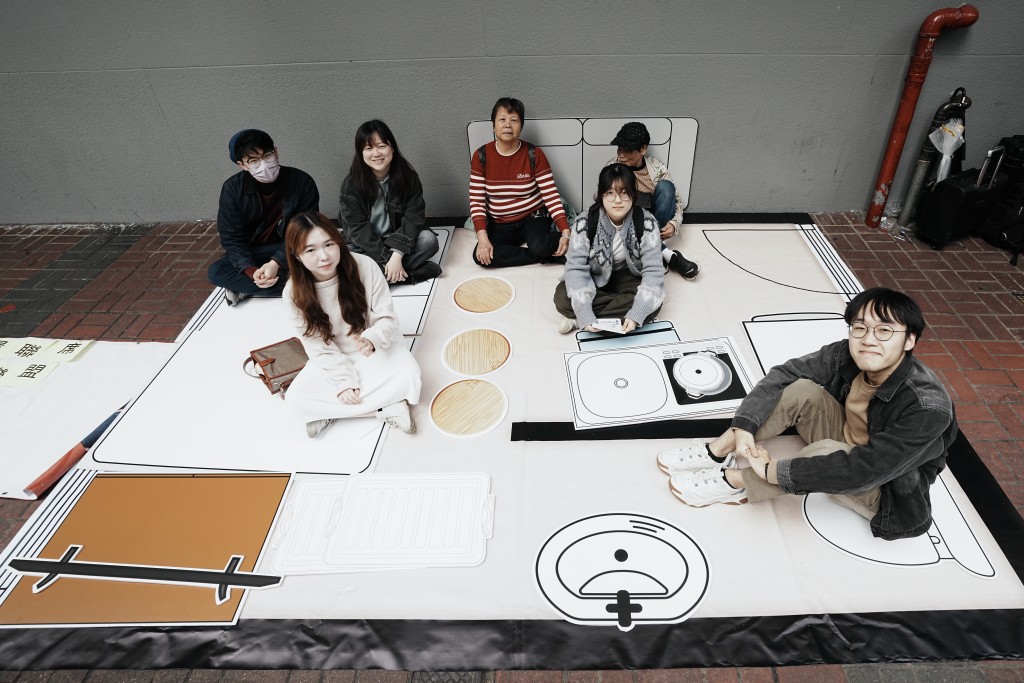 聯盟即場鋪設8平方米（「簡樸房」最低內部樓面面積）地毯。