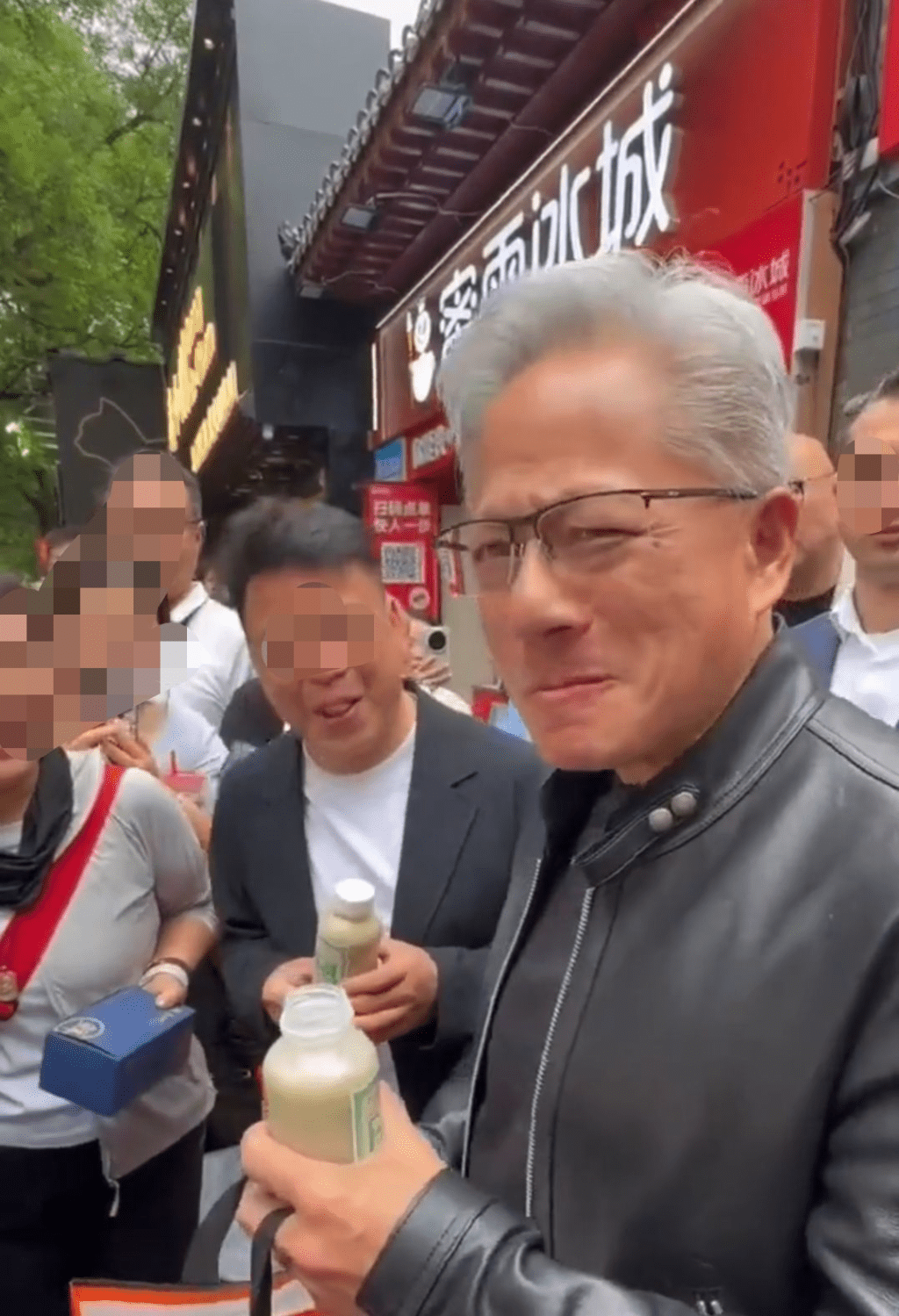 黄仁勋南锣鼓巷试饮豆汁惹热议。