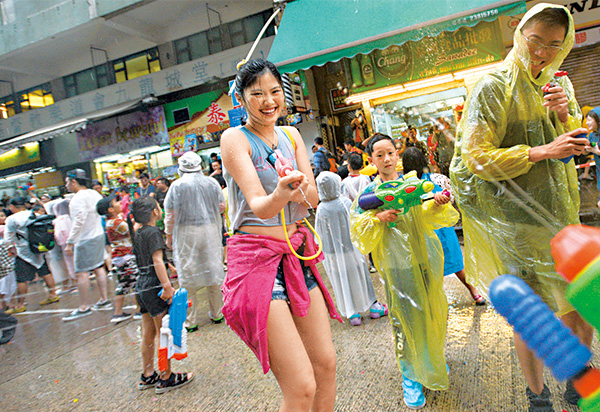 「九龍城潑水節」已成為本地泰國人慶 祝新年的重要節慶活動。