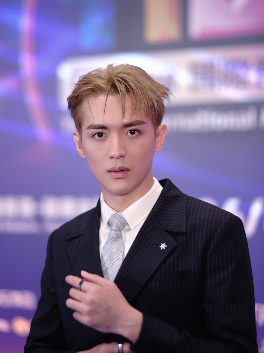 阮浩棕近日也剛好染了同款金髮，種種吻合的蛛絲馬跡令網民質疑。