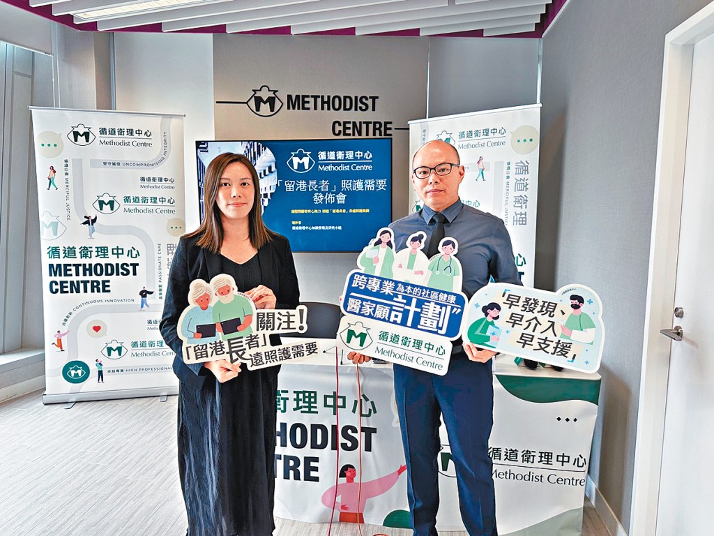 徐康泓(右)表示,長者在子女移民後感到孤單,左為周安妮。