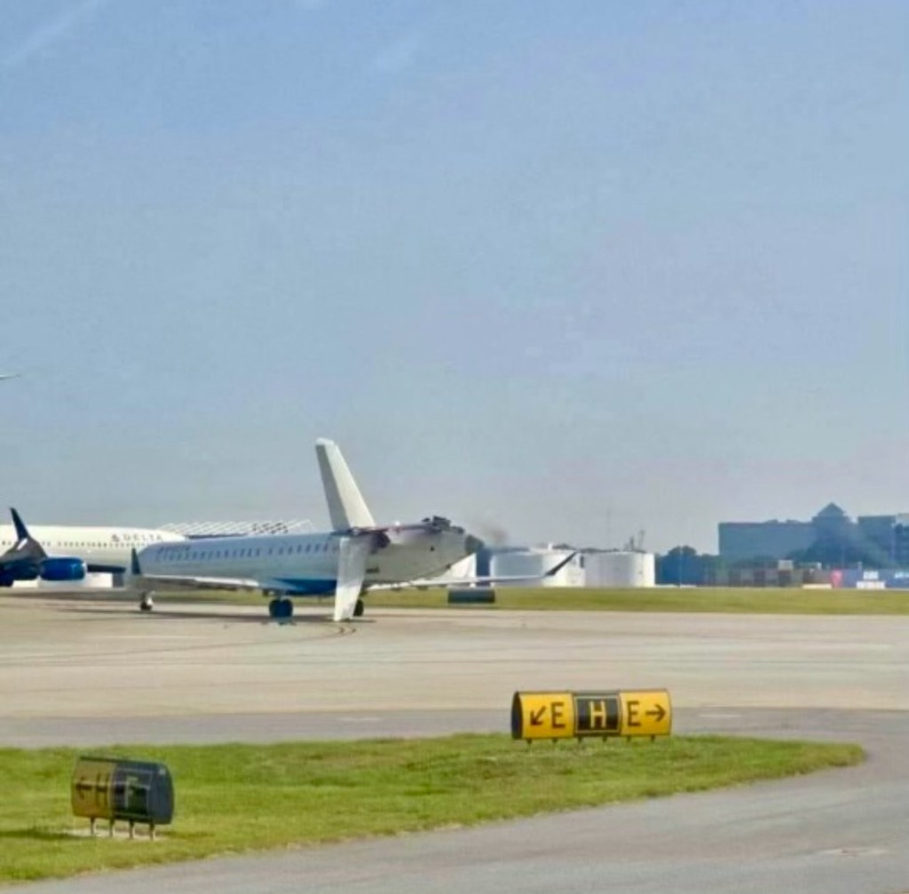 達美航空兩飛機在亞特蘭大相撞，其中一架飛機尾翼幾乎斷裂。圖片來源：X