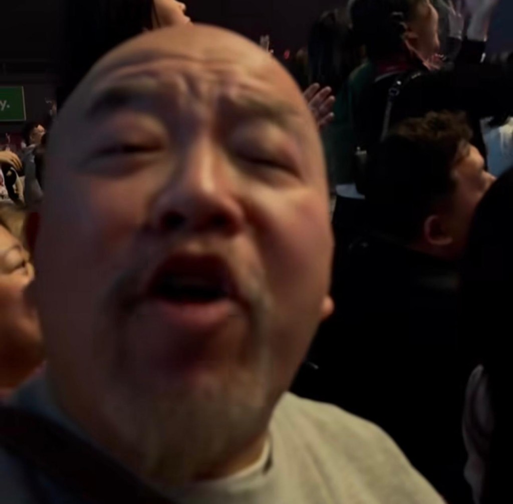 黃偉文在演唱會期間,不忘拍下影片留念。 黃偉文在演唱會期間,不忘拍下影片留念。