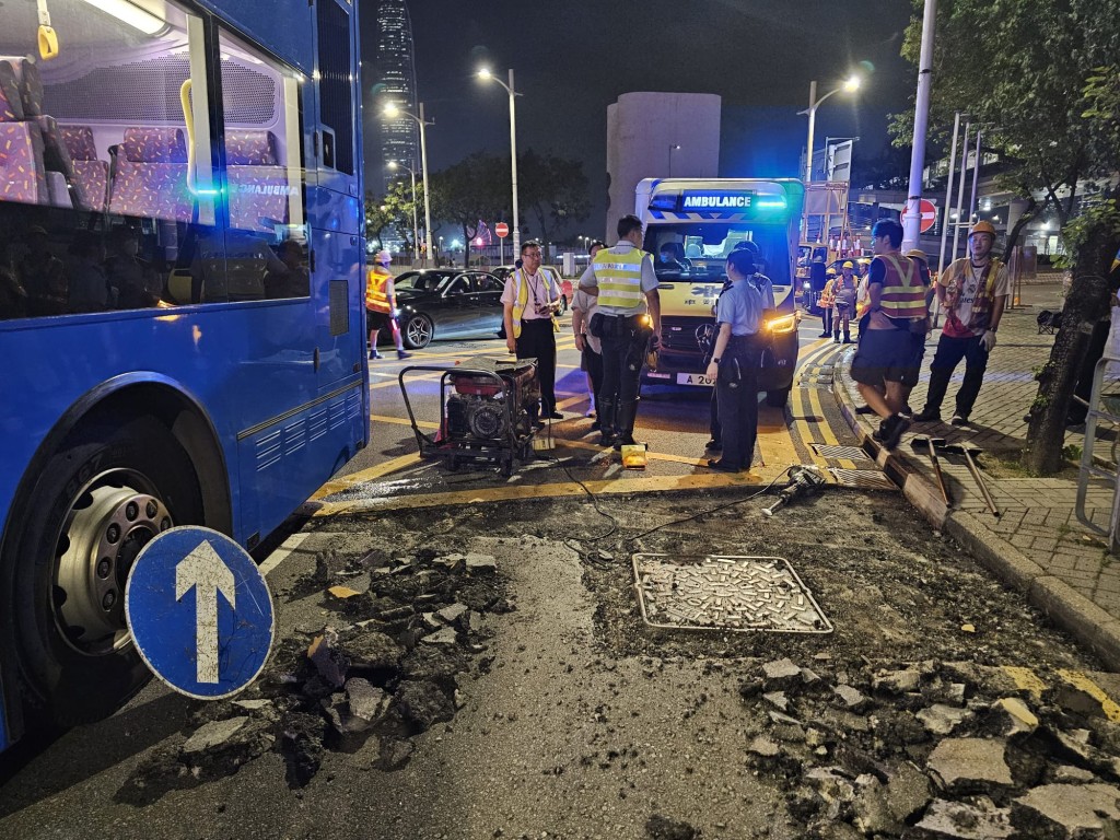 現場正進行路面重舖工程。