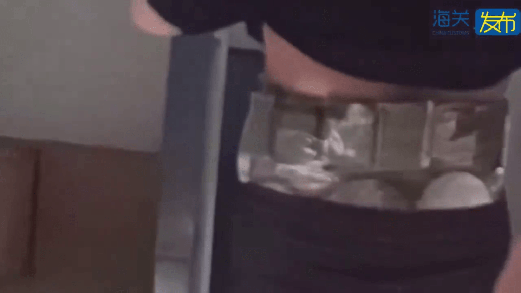 走私集团深夜闯关以“腰缠脚绑”方式偷运游戏光盘及卡带,共2,150件被起获。 走私集团深夜闯关以“腰缠脚绑”方式偷运游戏光盘及卡带,共2,150件被起获。