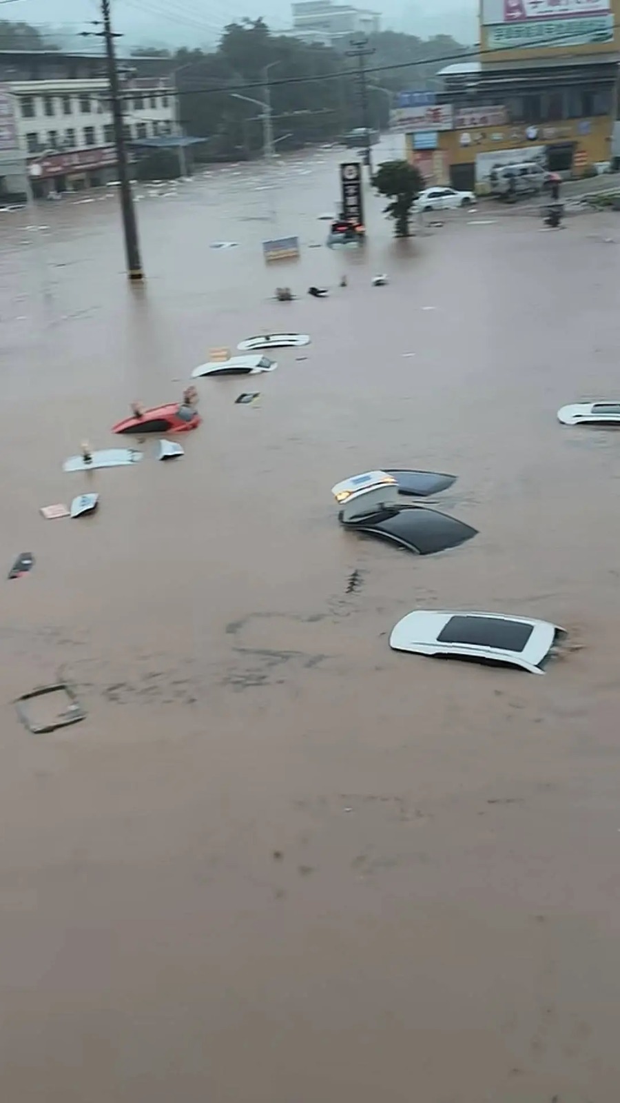 重庆市多个区县出现暴雨甚至大暴雨，多个镇街出现严重水浸。