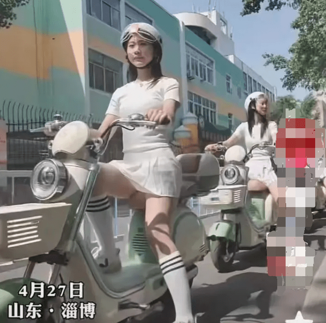 网传山东淄博出现多位短裙美少女接送游客。网图