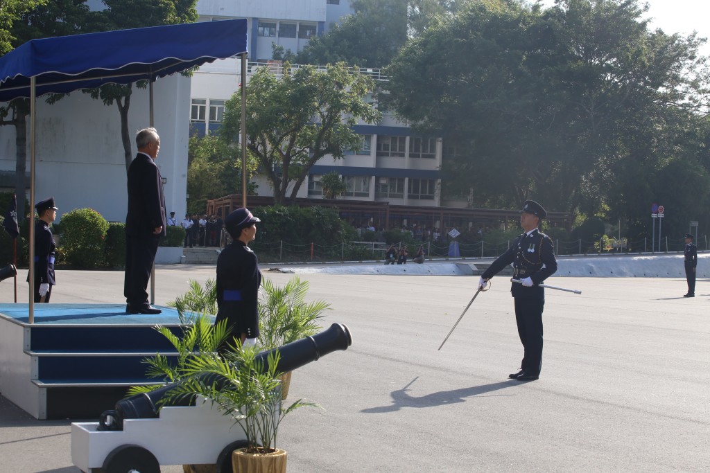 截取通讯及监察事务专员杨振权出席警察学院结业会操。刘汉权摄