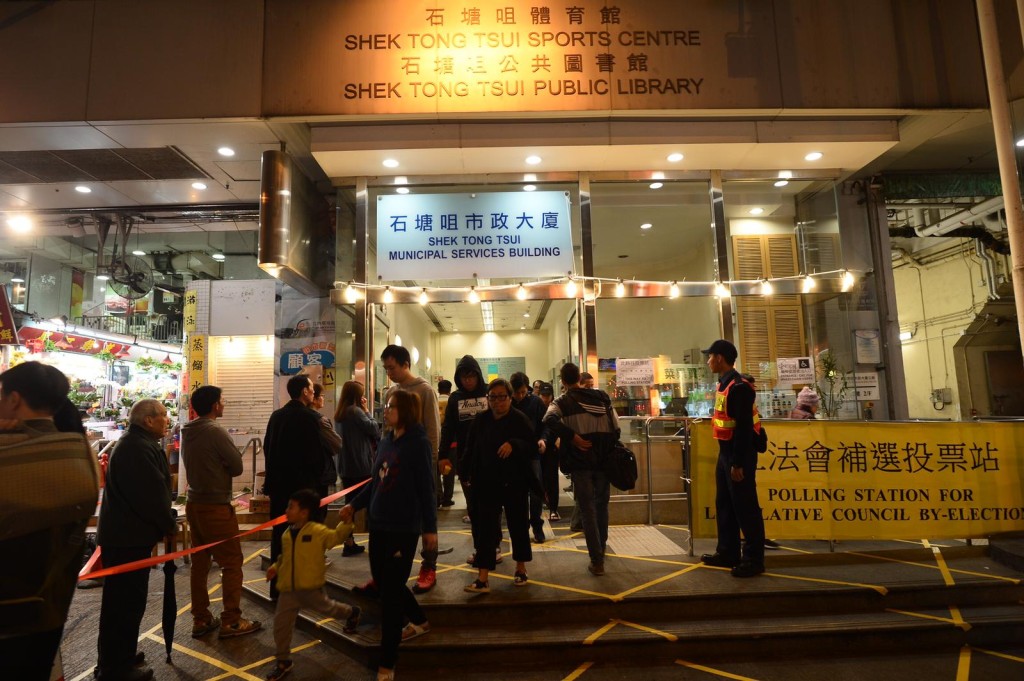 石塘咀票站入夜後有選民排隊等投票