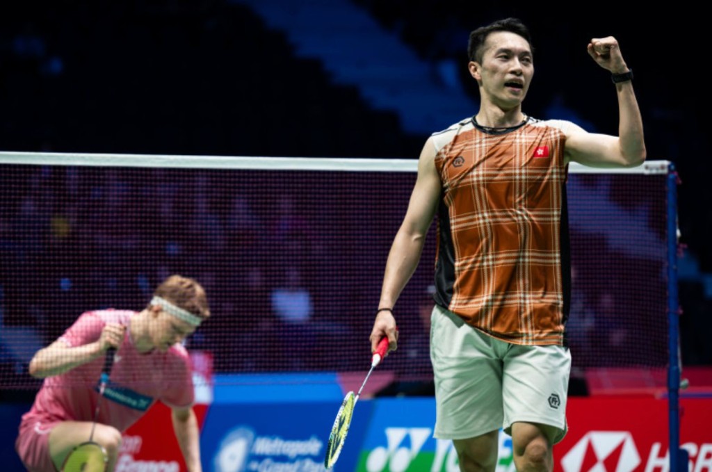 伍家朗（右）爆冷擊敗「世二」安東臣（左）。BWF圖