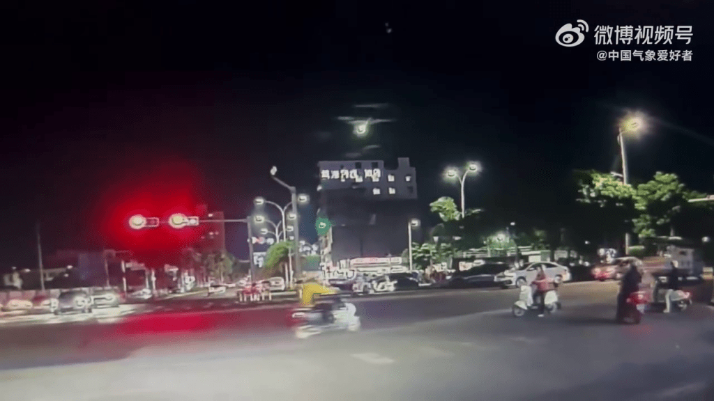 海口网友也拍摄到流星划破夜空的视频。