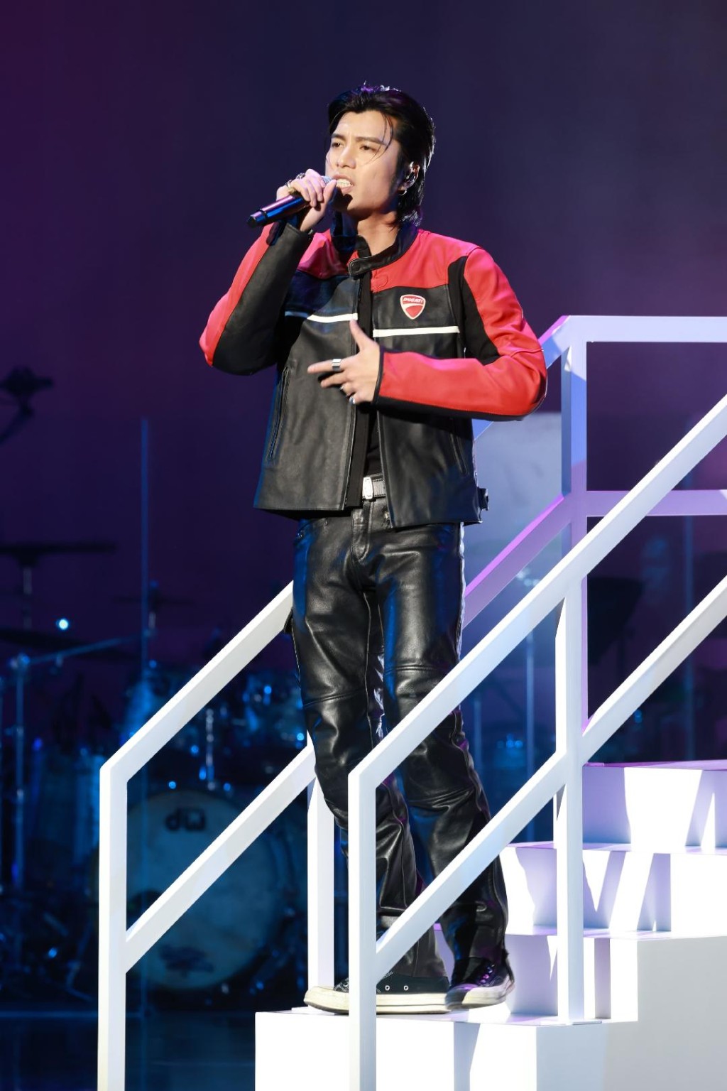 卻和傳媒保持距離。