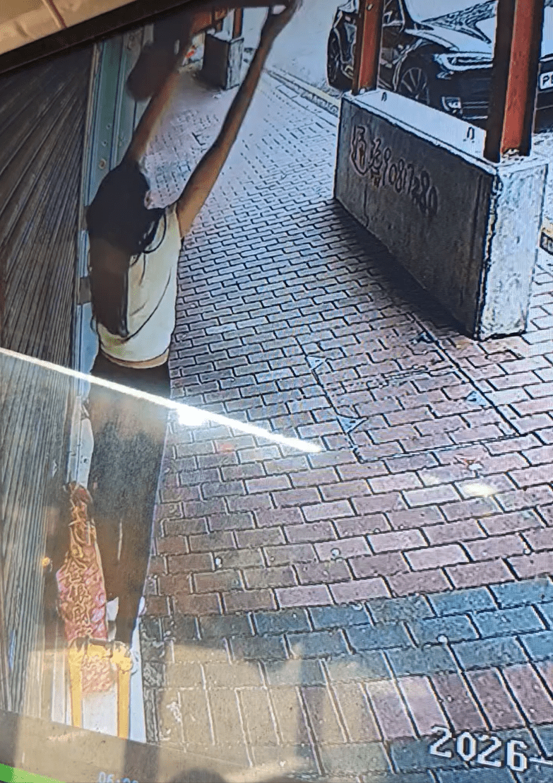 女子偷紙紮過程。fb： Cary Chan