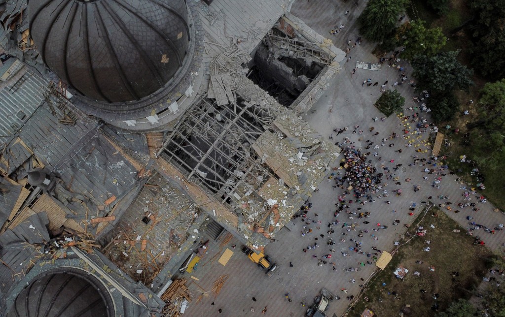 主顯聖容大教堂（Transfiguration Cathedral）被俄軍導彈擊中，損毀嚴重。路透社